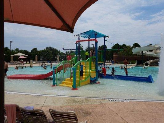 Kids play area, connected to shallow pool