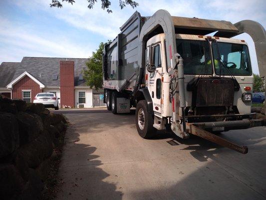 Advanced Disposal Truck 192575, Plate Number SB 13629, blocking a vehicle from going to the Emergency Room