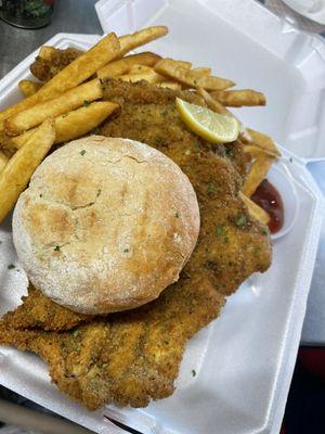 Schnitzel Brötchen mit Pommes(Fries)