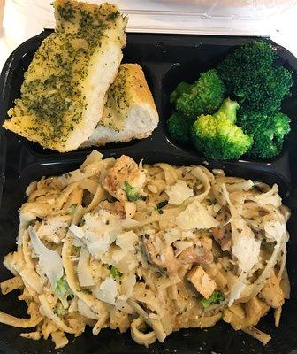 Chicken fettuccine pesto Alfredo with garlic bread & steamed broccoli