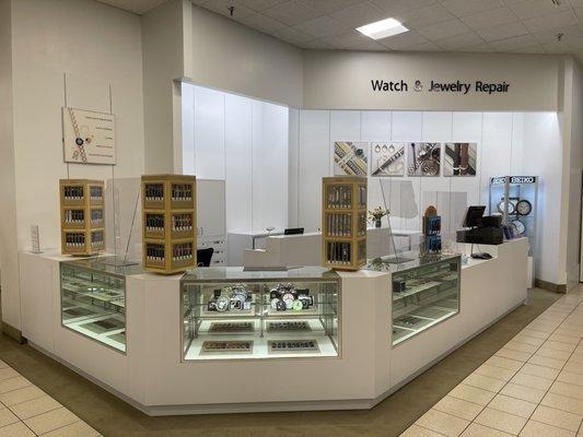 Welcome to our brand new Macy's Watch Repair location in Pearlridge!