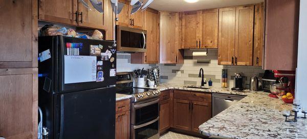 New Kitchen (still old fridge)