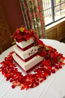 Floral decorations by Christopher and Company / Cake by Sweet & Savory