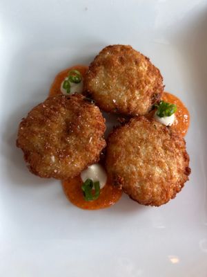 Crab cakes with aioli sauce with green onions