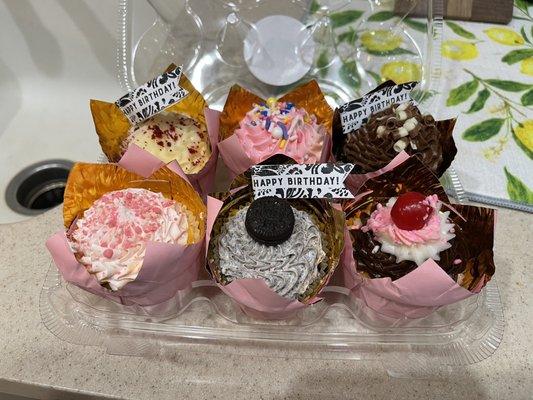 Six Cupcakes Assorted - Assorted