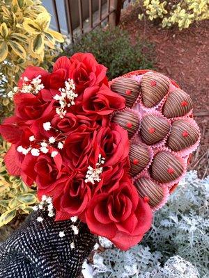 "The Sweetheart"  Rose & Berry Arrangement.