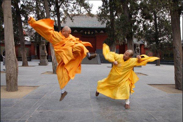 Shifu Deru (left) with his Shaolin brother Shi Deyang (right)