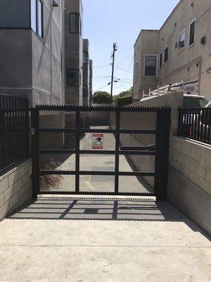 Safety gate with motor