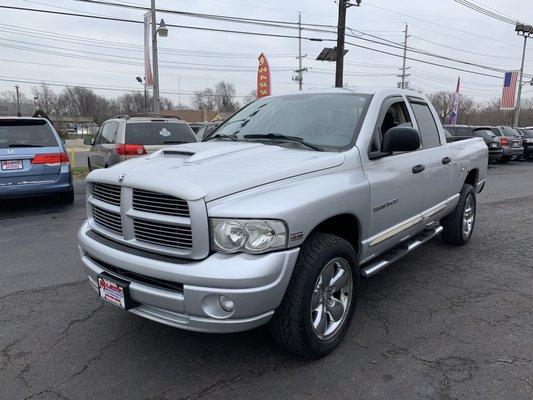 Need a great truck to ride around in, want that AMAZING HEMI engine? here is a great example!