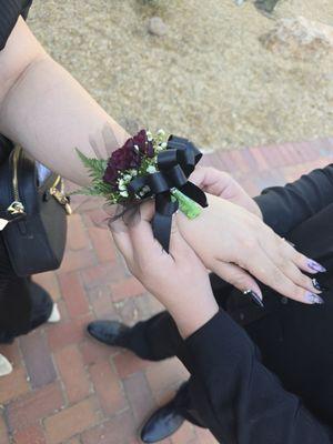 Pretty corsage last-minute gift  for prom.