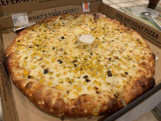 Cajun roasted corn and cheese pizza