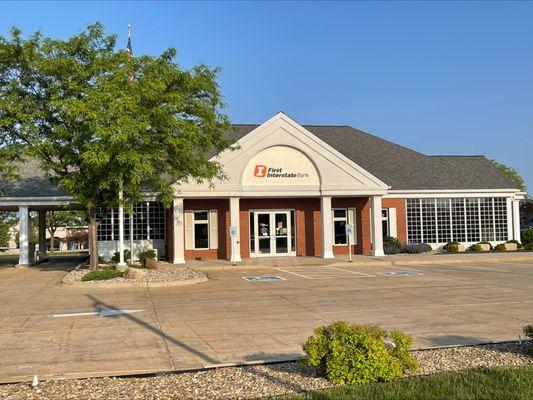 Exterior image of First Interstate Bank in North Liberty, IA.