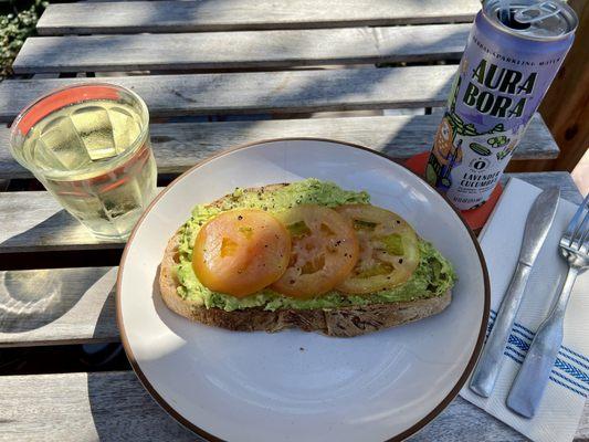 Avocado toast & Prosecco