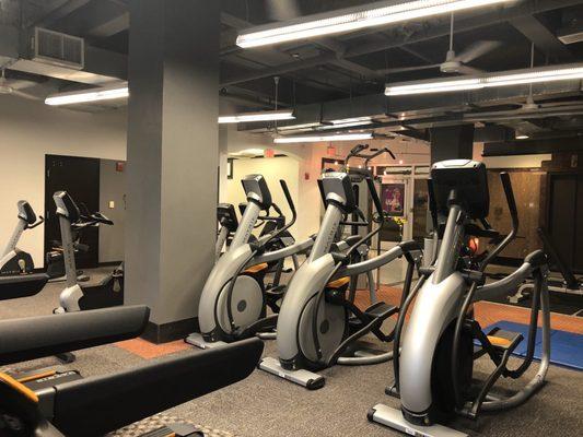 The second level workout room completely empty. (I love it when it's empty because I feel more comfortable to explore new machines)