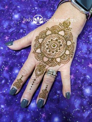 Mandalas require precision and balance to create something awesome! Hand mandalas are perfect for a Bronze henna experience.