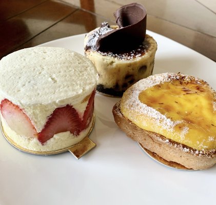 Strawberry fraisier, chocolate chip cheesecake, creme brûlée Instagram: @angelaisafoodie