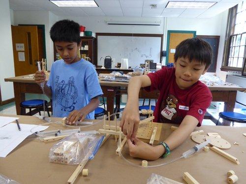 Modelling machines in the Hydraulics Makerspace.