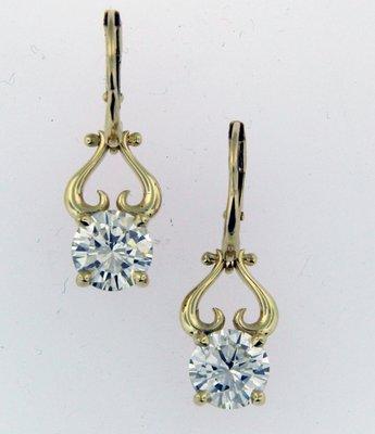 Diamond Earrings in 18k yellow gold