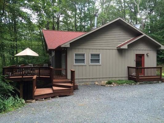 Tree Top!  Located 3 miles from Banner Elk!  Pet Friendly, Free WiFi and Fireplace are just a few of the great features of this cabin!