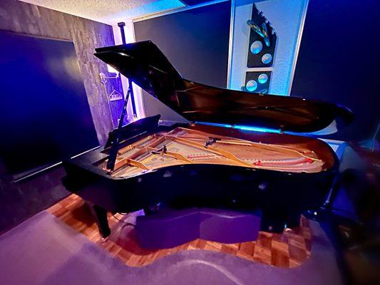 Yamaha DC7PRO 7' 6" Disklavier Grand Piano.