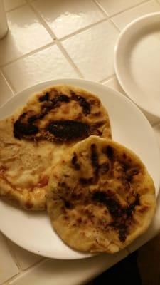 Como pueden vender algo quemado ? Les cuesta reemplasar una pupusa? Prefieren perder un cliente que perder un dolar....