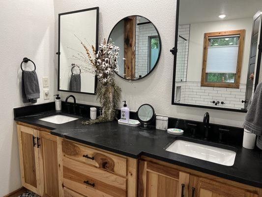 Luxury oversized bathroom in the lakefront 3 bedroom cabin