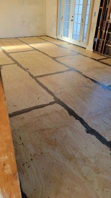 Sealing the subfloor for leveling compound