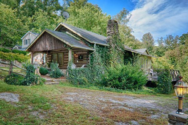 Lodge at Chestnut Hills: 2 Bedroom 2 Bathroom