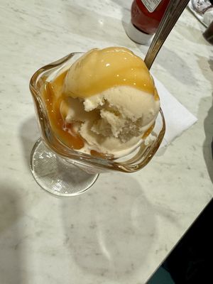 Vegan vanilla ice cream w/caramel sauce