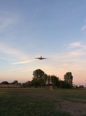 Under the approach path of Runway 27