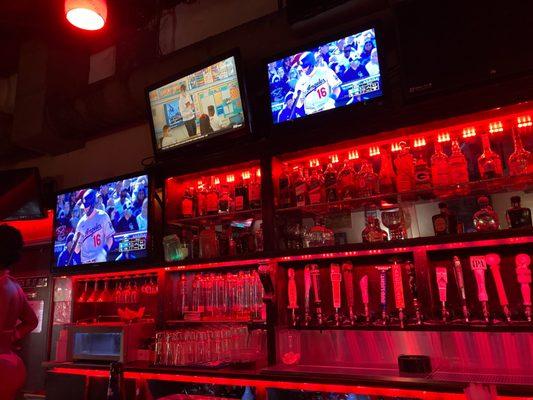 Full bar & sports