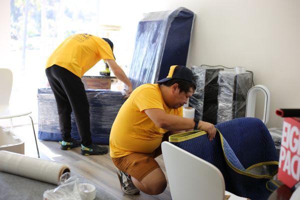 Our expert packers are carefully securing your loose belongings