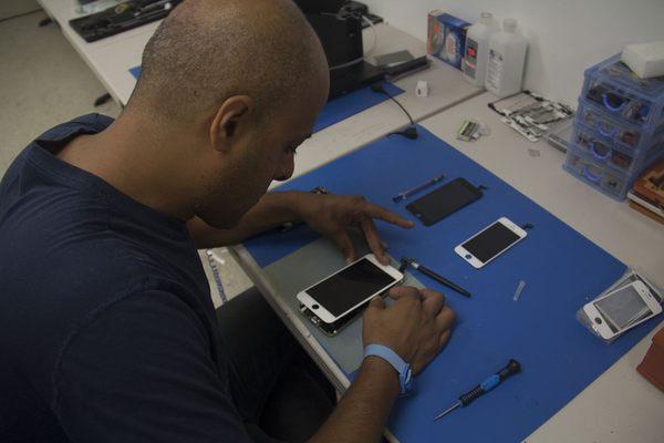 Jonathan replacing the cracked screen of an iPhone 6