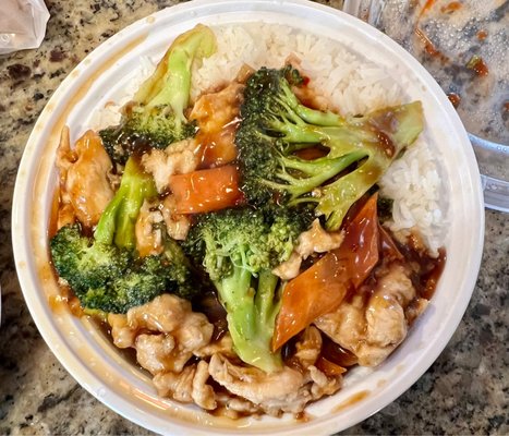 Chicken With Broccoli Lunch in garlic sauce