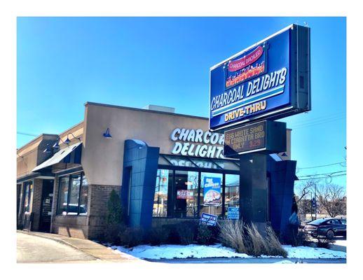 Charcoal Delights.(Foster Ave/Kedzie Ave) Drive Thru.Parking.Breakfast Dinners Hotdogs Charcoal Burgers Beef Chicken Salads Desserts! Cool!