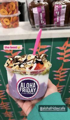 Joshah had ube, white coconut, matcha, strawberries, granola, toasted coconut, haupia, nutella, and chocolate drizzle.