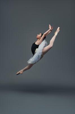 The Los Angeles Ballet Trainee Program, in collaboration with Westside Ballet, offers students intensive daily classes.