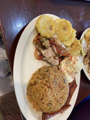 Arroz con pollo y piernas de cerdo salteado con tostones