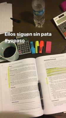 Ellos estan sin parar estudiando para pasar el examen.