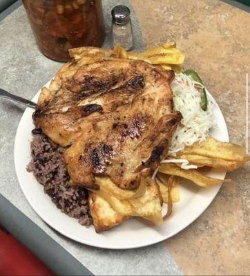 Pollo asado Nicaragüense: Pollo asada, gallopinto, repollo, Tajadas, y queso frito