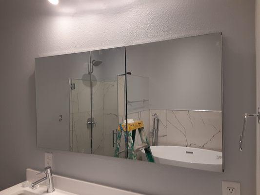 Medecin cabinets mirrors installation