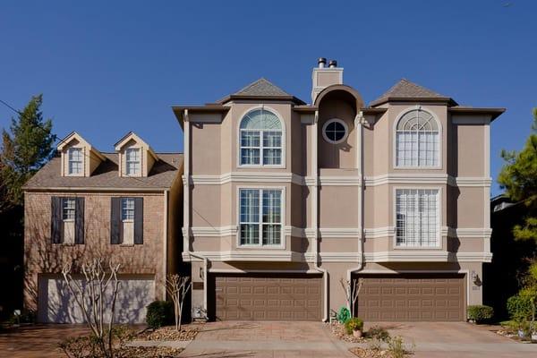 Beautiful Townhome in the River Oaks shopping center area.