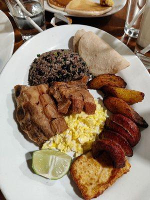 Gallo pinto con chicharrón