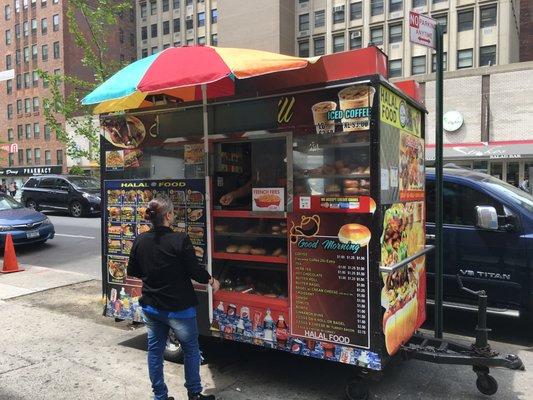 Clearly listed prices, accepts credit cards, and turns around food quickly! A notable offer in a sea of almost identical halal carts.