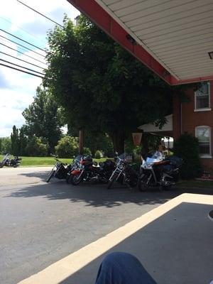 Sunday afternoon ~ lots of bikers stopping in