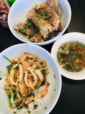 Hu tieu khô (mixed noodles and separated soup base).