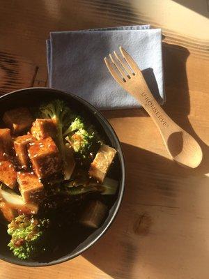 (Vegan) Tofu bowl (spicy). Brought my own cloth napkin and utensils to reduce waste.