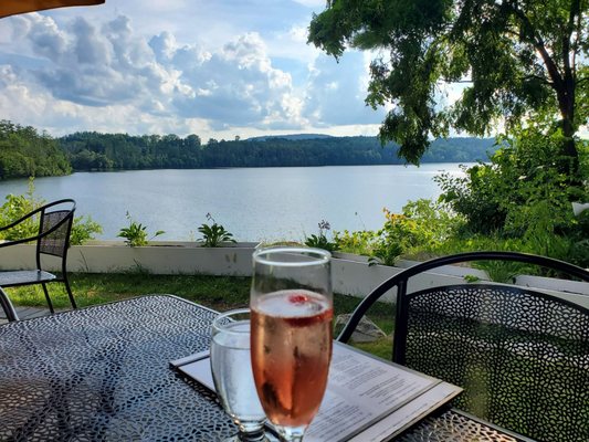 Beautiful setting enhances delicious food and extraordinary service at the lakeside restaurant. Talented musician/singers play quietly.