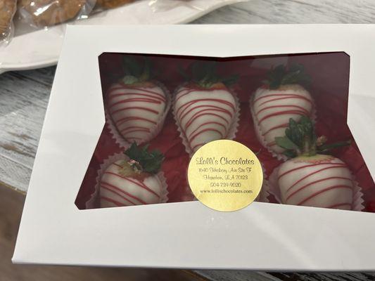 1/2 doz white chocolate strawberries nicely arranged