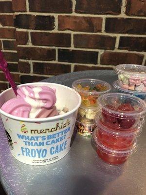 Frozen yogurt with toppings